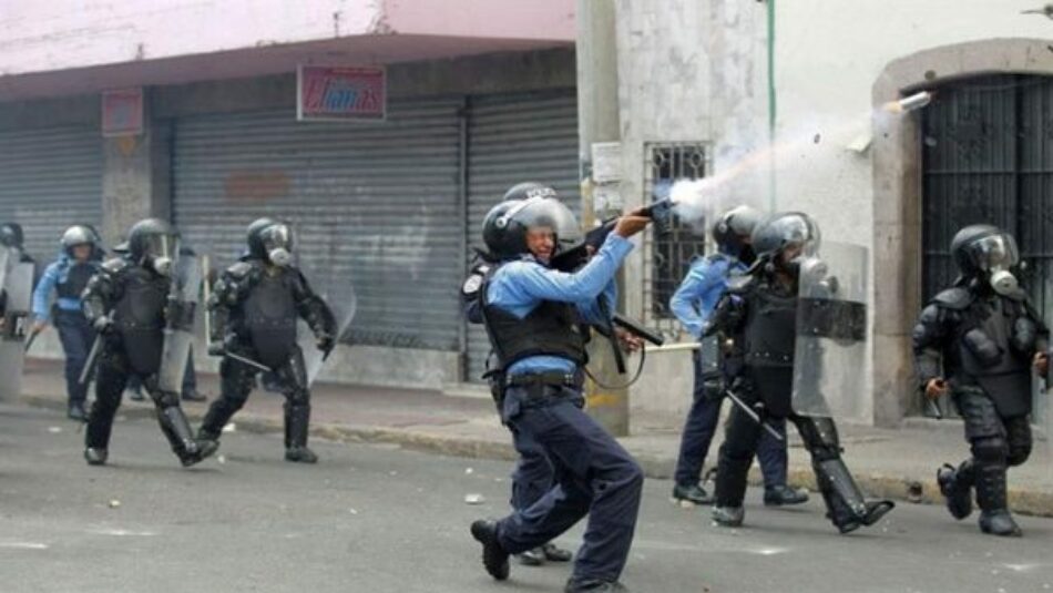 Honduras. Policía reprime brutalmente protestas contra reformas al sistema de educación y salud / Un maestro asesinado