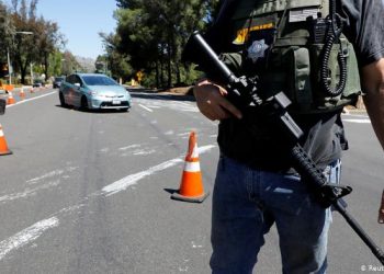 Un muerto y tres heridos en tiroteo en sinagoga en California