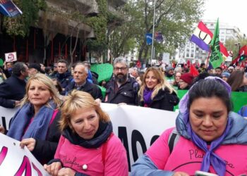 Más de un millar de personas reta al mal tiempo en la movilización ‘Caminando’