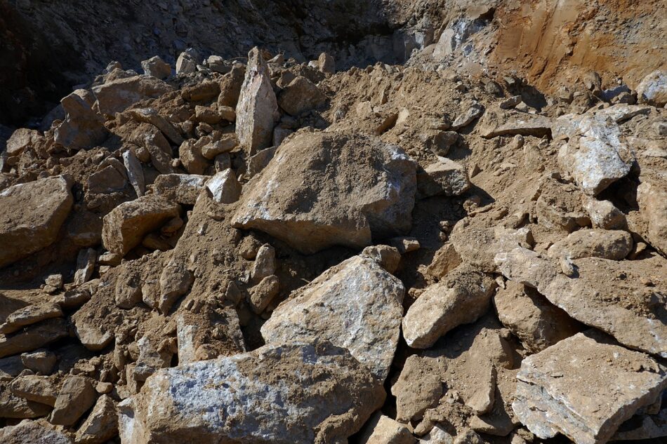 Las obras de un parque eólico de Naturgy autorizado por el PP de Núñez Feijóo devastan parte de una sierra costera en Galicia