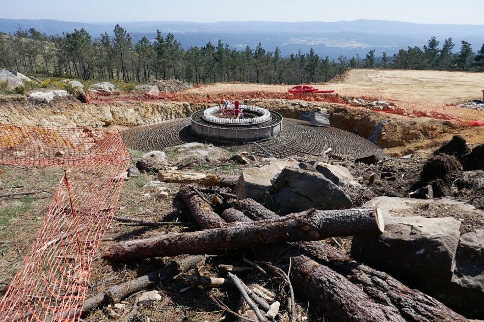 En Marea exige a la Xunta que paralice las actividades de Naturgy en Cabana tras la devastación causada por las obras del parque eólico Mouriños