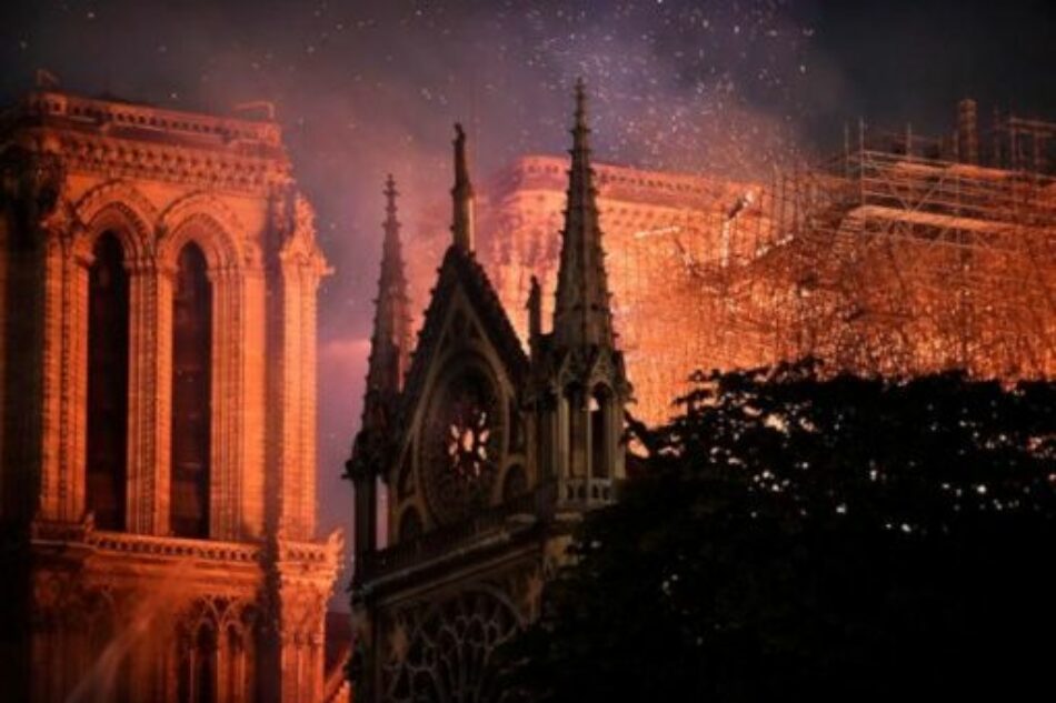 Alertan sobre estructura de Notre Dame tras fuerte incendio