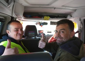 Maíllo se sube a un taxi junto a ‘Tito’ en la caravana de Sevilla: “PP y Cs quieren uberizar toda la economía”