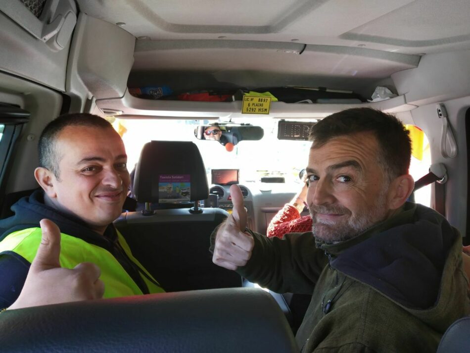 Maíllo se sube a un taxi junto a ‘Tito’ en la caravana de Sevilla: “PP y Cs quieren uberizar toda la economía”