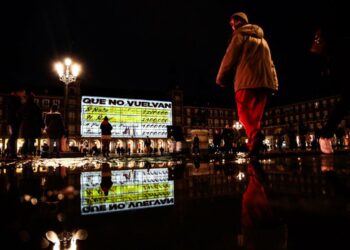 La proyección de los Papeles de Bárcenas en la Plaza Mayor sorprende a los vecinos de Madrid