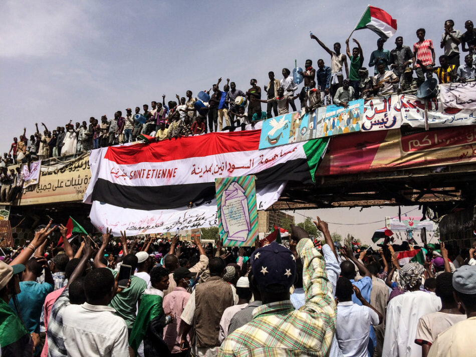El gobierno militar de Sudán levanta el toque de queda