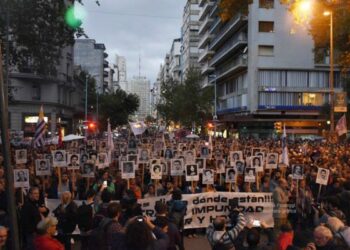 Uruguay: Miles de personas marcharon por la democracia y contra la impunidad