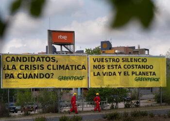 Activistas de Greenpeace cuelgan antes del debate de RTVE una pancarta para reclamar a los candidatos atención sobre la crisis climática