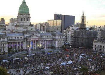 Argentina. Una multitud de trabajador@s formales e informales marcharon contra el gobierno de Macri