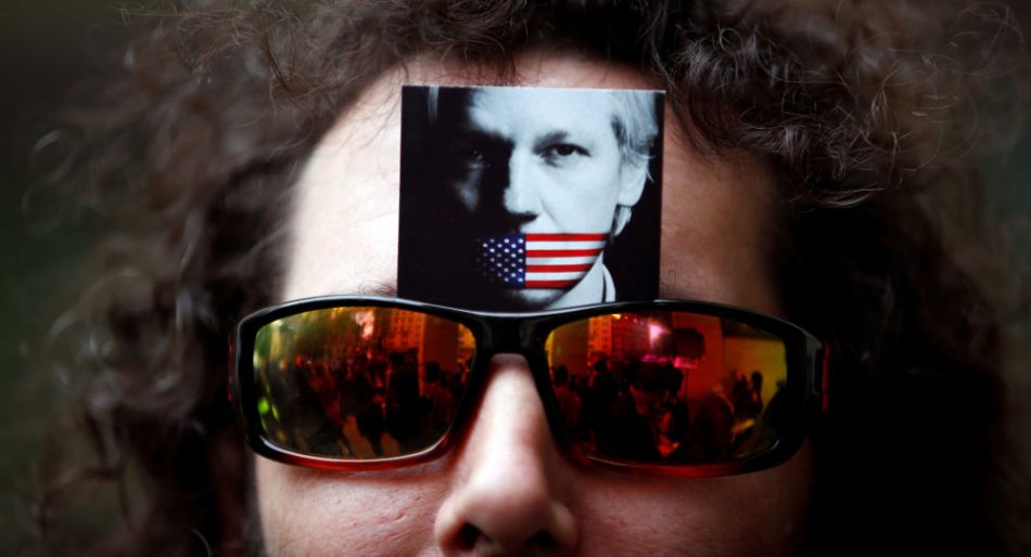 Por qué los ‘chalecos amarillos’ apoyan a Julian Assange