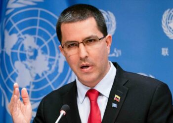 Caracas amenaza con responder a invasión de su embajada por EEUU