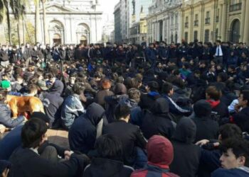 Chile. Manifestación pacífica de estudiantes del Instituto Nacional termina con nueva revisión de mochilas por parte de Fuerzas Especiales