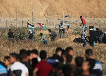 Un muerto y 30 palestinos heridos por disparos israelíes en protestas en Gaza