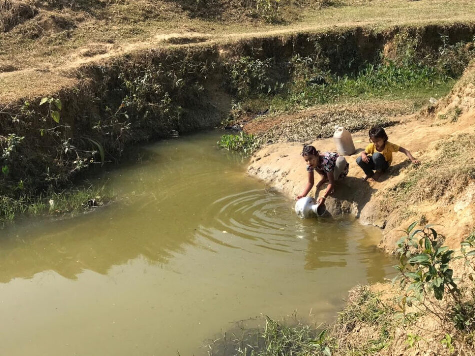 El suministro de agua para los refugiados rohingya cae a niveles críticos por una estación seca más larga