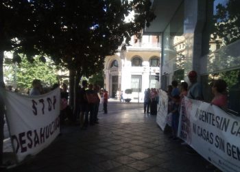 Familias en riesgo de ser desahuciadas y otras familias que tras haber perdido su vivienda se les sigue reclamando la deuda