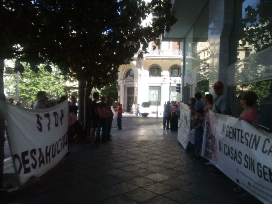 Familias en riesgo de ser desahuciadas y otras familias que tras haber perdido su vivienda se les sigue reclamando la deuda