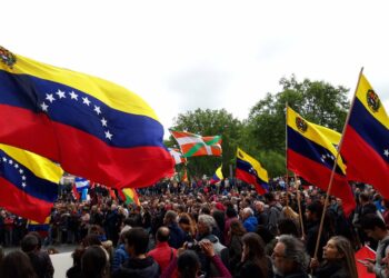 Miles de personas marchan por Bilbao en contra de la injerencia de Estados Unidos en Venezuela