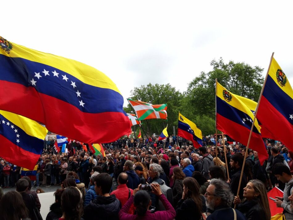 Miles de personas marchan por Bilbao en contra de la injerencia de Estados Unidos en Venezuela