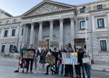 Un grupo de activista realiza una vigilia frente al Congreso de los diputados por la emergencia climática