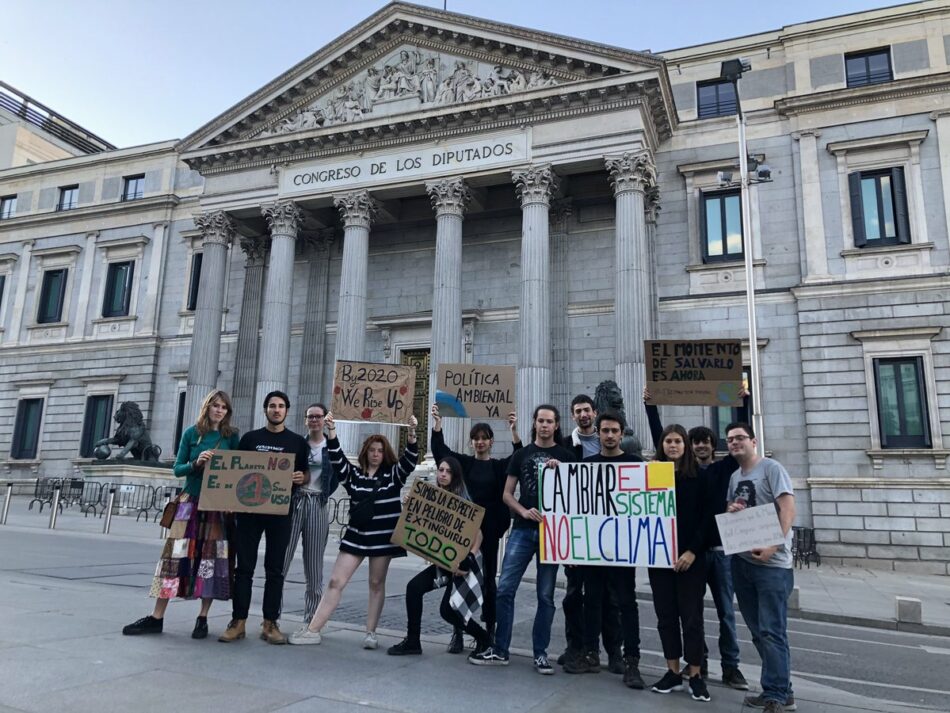 Un grupo de activista realiza una vigilia frente al Congreso de los diputados por la emergencia climática