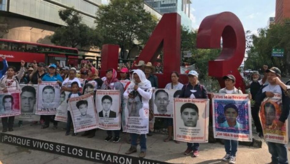 Marchan padres de los 43 a 56 meses de desaparición en México