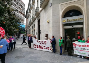 Con 21 años y una hija de 18 meses pueden verse en la calle por un desahucio del Santander