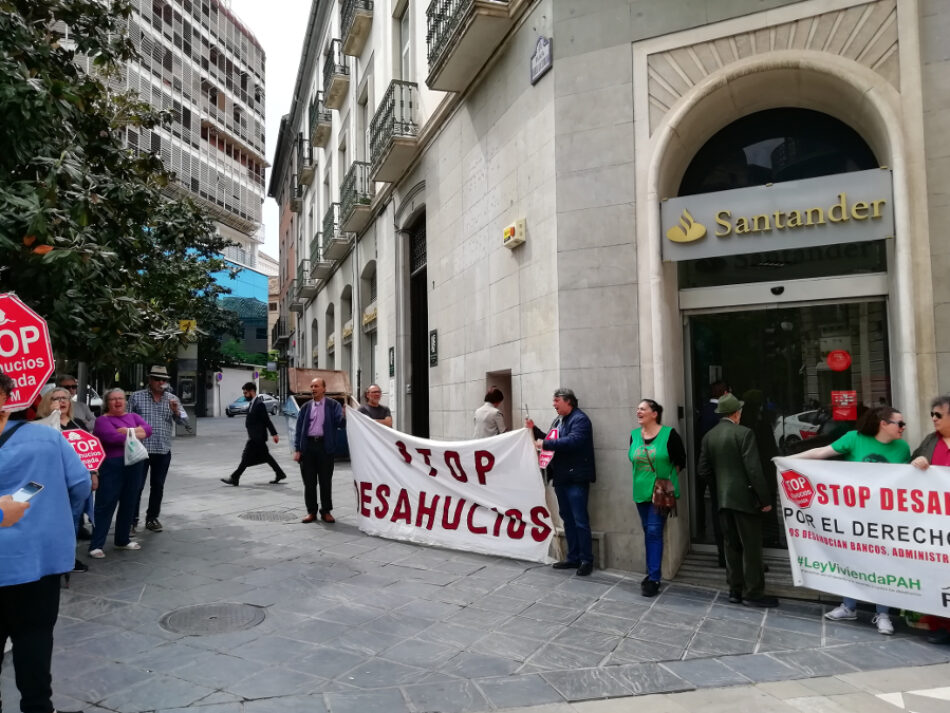 Con 21 años y una hija de 18 meses pueden verse en la calle por un desahucio del Santander