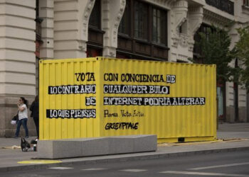 Greenpeace instala un contenedor-denuncia en la Gran Vía de Madrid para llamar la atención sobre el peligro de los bulos