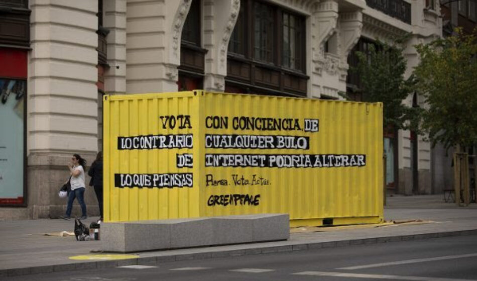 Greenpeace instala un contenedor-denuncia en la Gran Vía de Madrid para llamar la atención sobre el peligro de los bulos