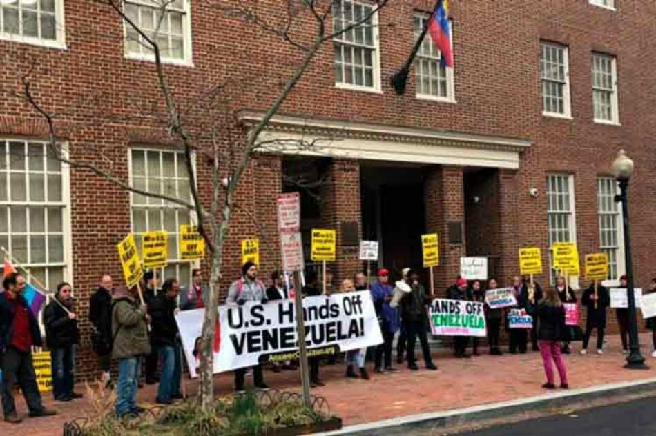 Activistas de EE.UU. batallan por la paz en embajada de Venezuela