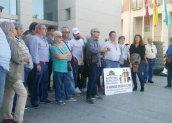 La Asociación Vecinal Zarzaquemada y la PAH Leganés piden una solución habitacional a la familia que ayer evitó temporalmente su desalojo