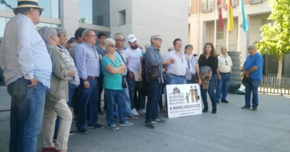 La Asociación Vecinal Zarzaquemada y la PAH Leganés piden una solución habitacional a la familia que ayer evitó temporalmente su desalojo