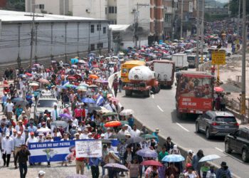 Miles de hondureños mantienen las protestas contra la dictadura de JOH