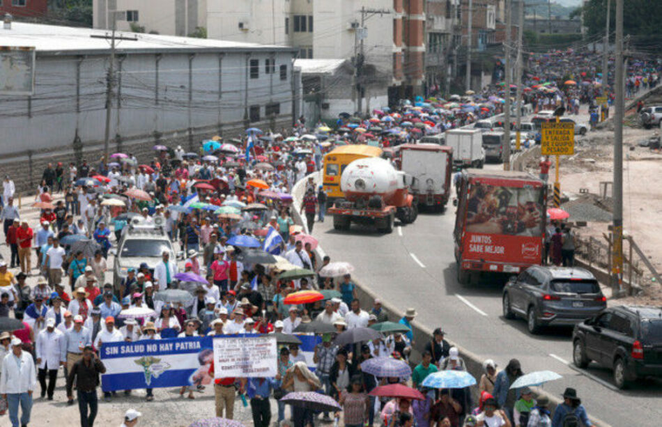 Miles de hondureños mantienen las protestas contra la dictadura de JOH