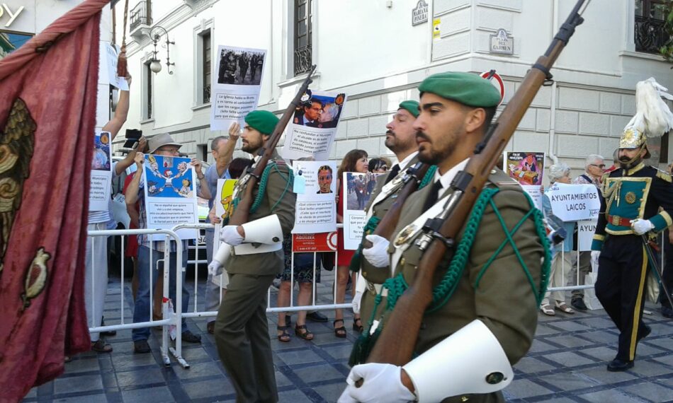 Granada Laica rechaza con carocas la participación del Ayuntamiento y de diversas autoridades en la procesión del Corpus