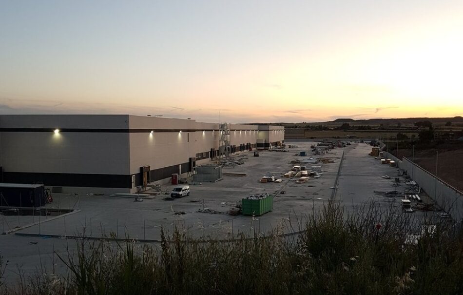 Una acampada protesta contra la apertura del que será el matadero más grande de Europa, en Binéfar (Huesca)