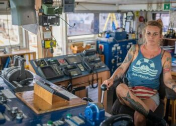 Italia: Pia Klemp, una capitana en el juzgado por salvar a personas en peligro en el mar