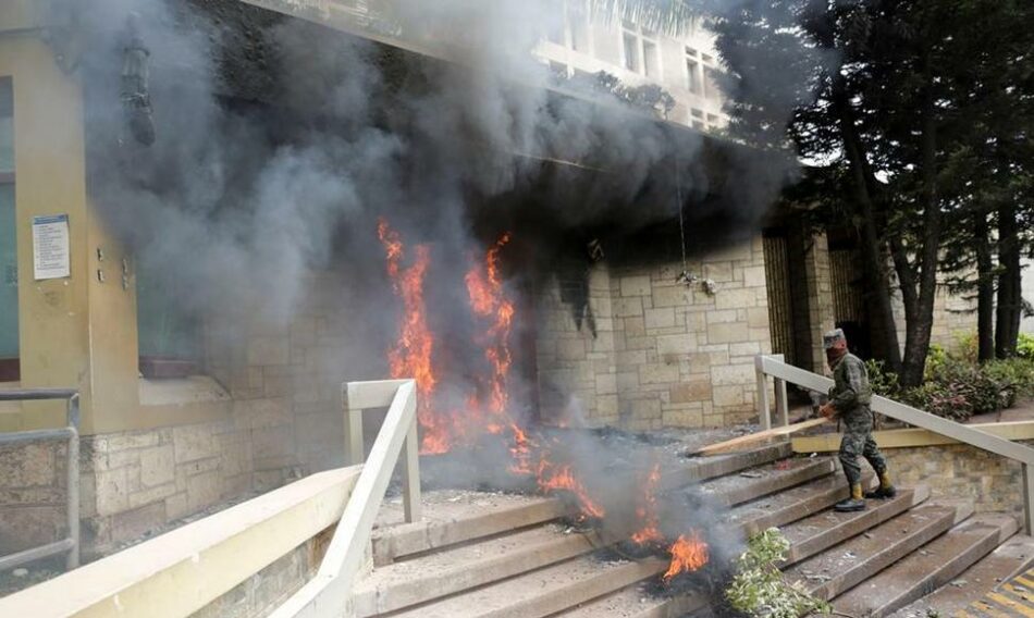 Manifestantes hondureños incendian entrada de la embajada de EEUU