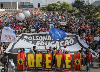 Bolsonaro reforma las jubilaciones en un Brasil futbolizado