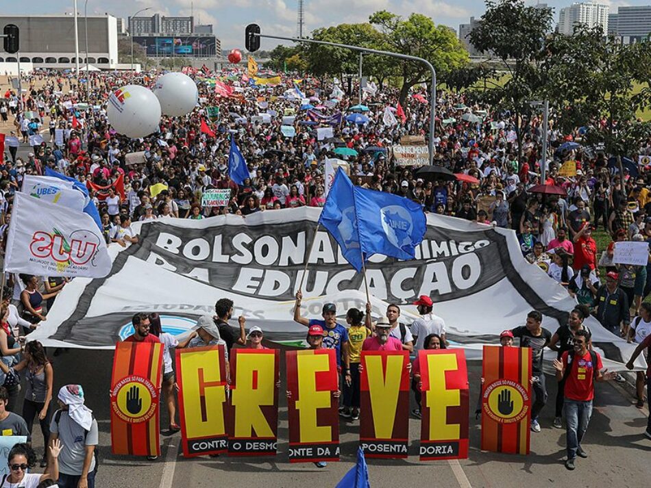 Bolsonaro reforma las jubilaciones en un Brasil futbolizado