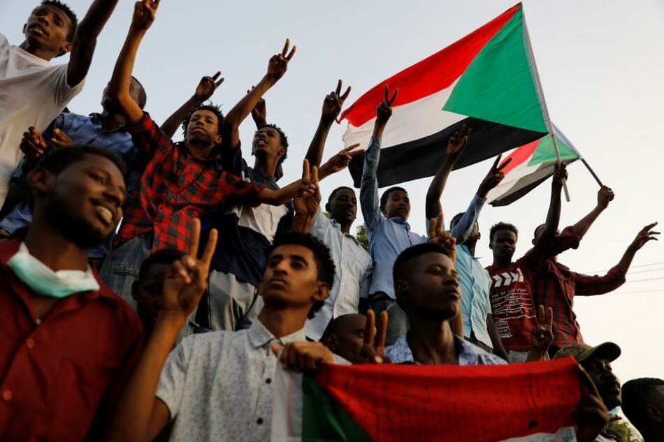 Militares sudaneses detienen a tres líderes de la oposición