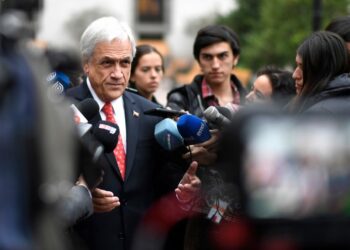 El presidente chileno Sebastián Piñera comparece ante el Congreso acosado por su descenso de popularidad