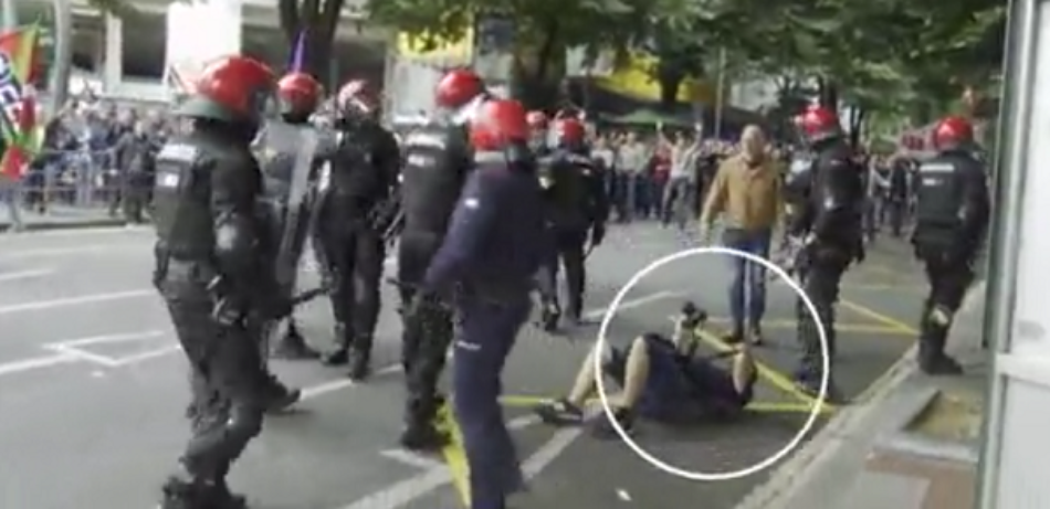 El fotoperiodista Oskar Martínez Bernal, agredido por la Ertzaintza  en Bilbao