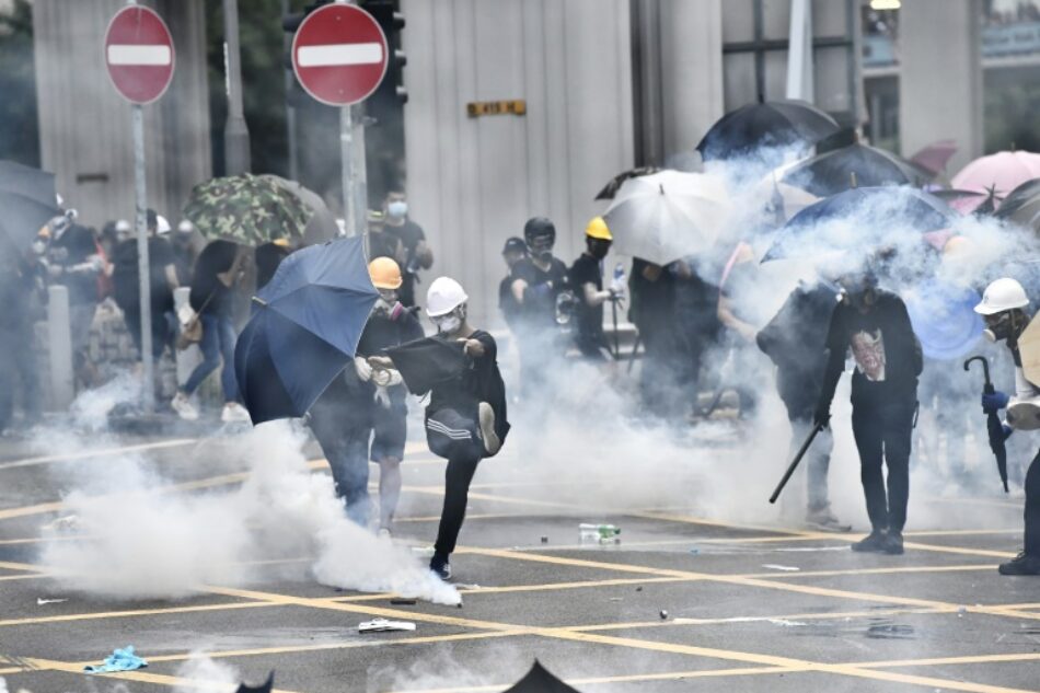 Disturbios y enfrentamientos entre la policía de Hong Kong y manifestantes en Yuen Long