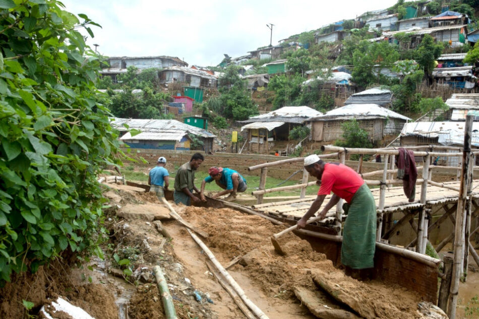 Las fuertes lluvias monzónicas inundan los asentamientos rohingya en Bangladesh