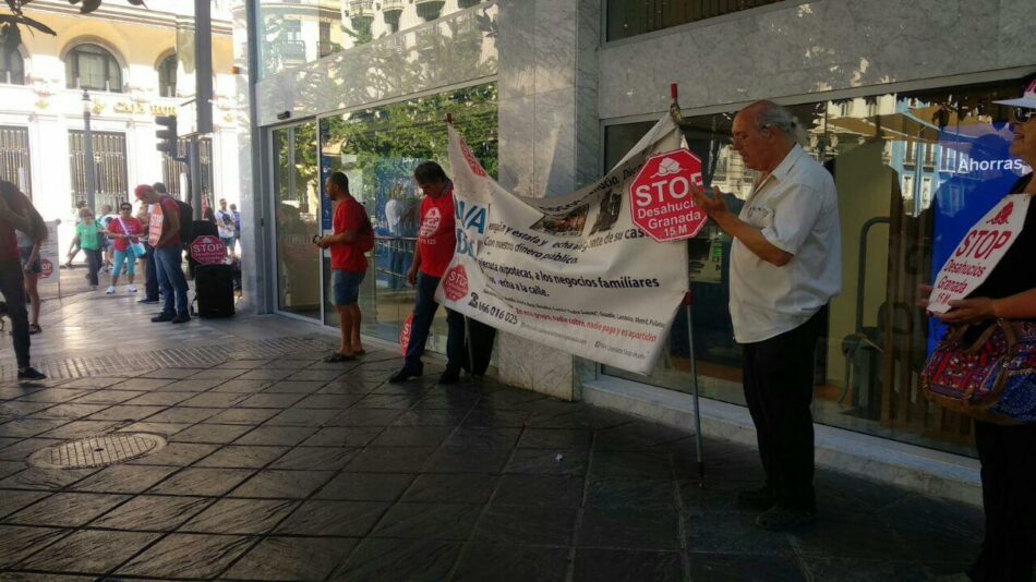 Acción de Stop Desahucios Granada 15M frente al BBVA