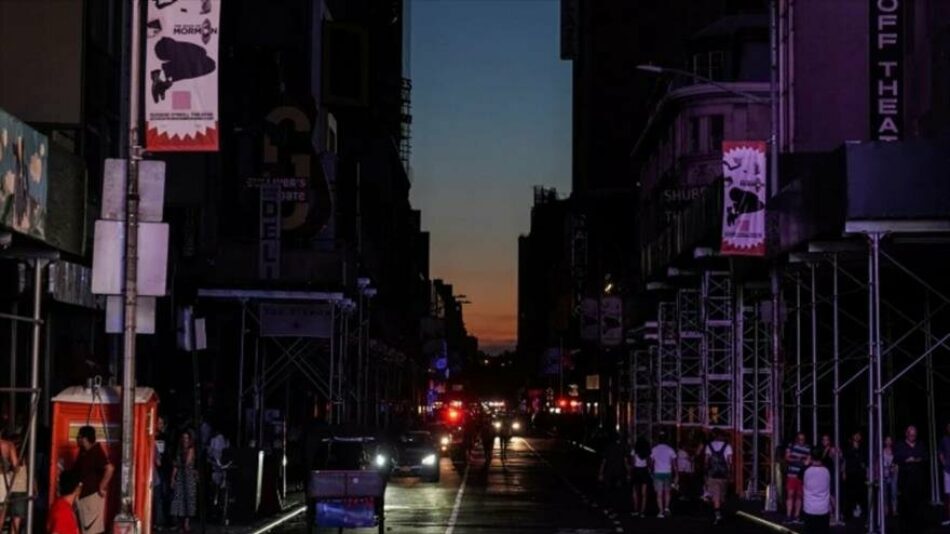 El centro de Manhattan queda a oscuras por un apagón masivo