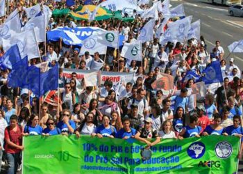 Estudiantes brasileños marchan contra reforma de jubilaciones