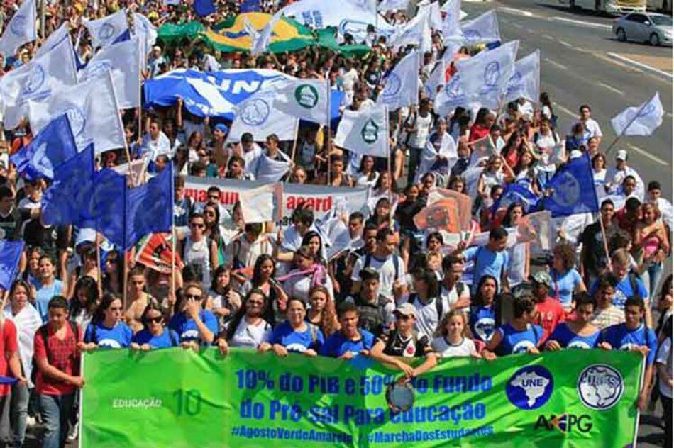 Estudiantes brasileños marchan contra reforma de jubilaciones