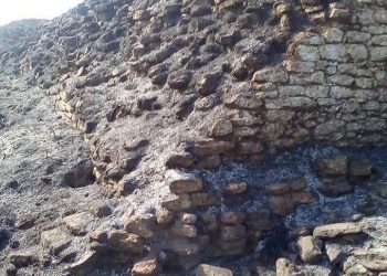 La Junta de Andalucía asegura que el incendio no ha afectado el yacimiento de Ategua, pero las evidencias muestran lo contrario